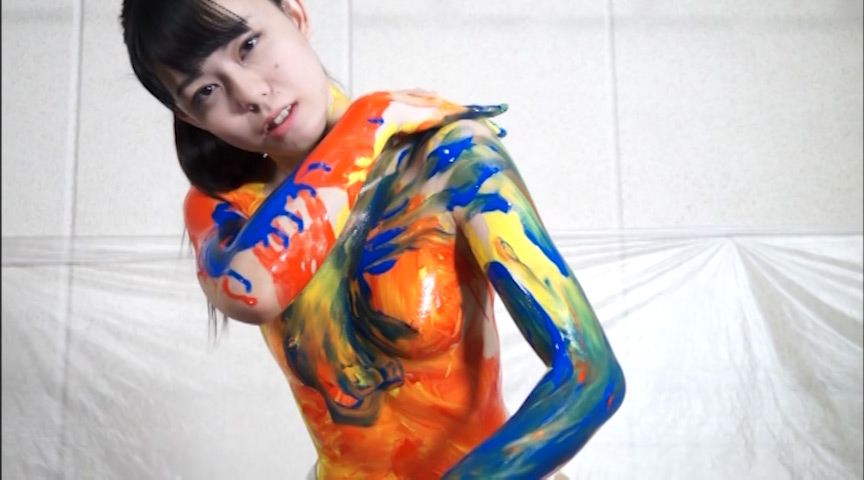 極彩色のペイントで全身を彩られた女性が登場するウェット&メッシー作品